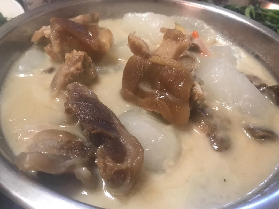 腊猪脚煮萝卜