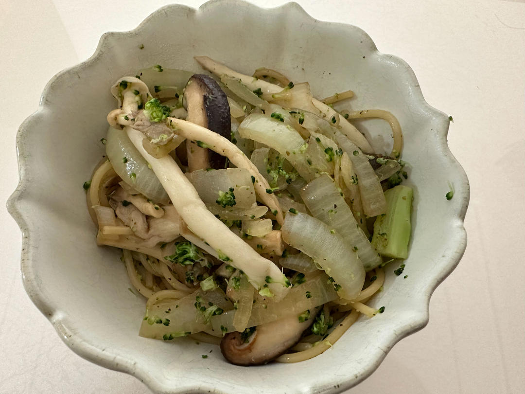 西兰花海鲜菇炒意面