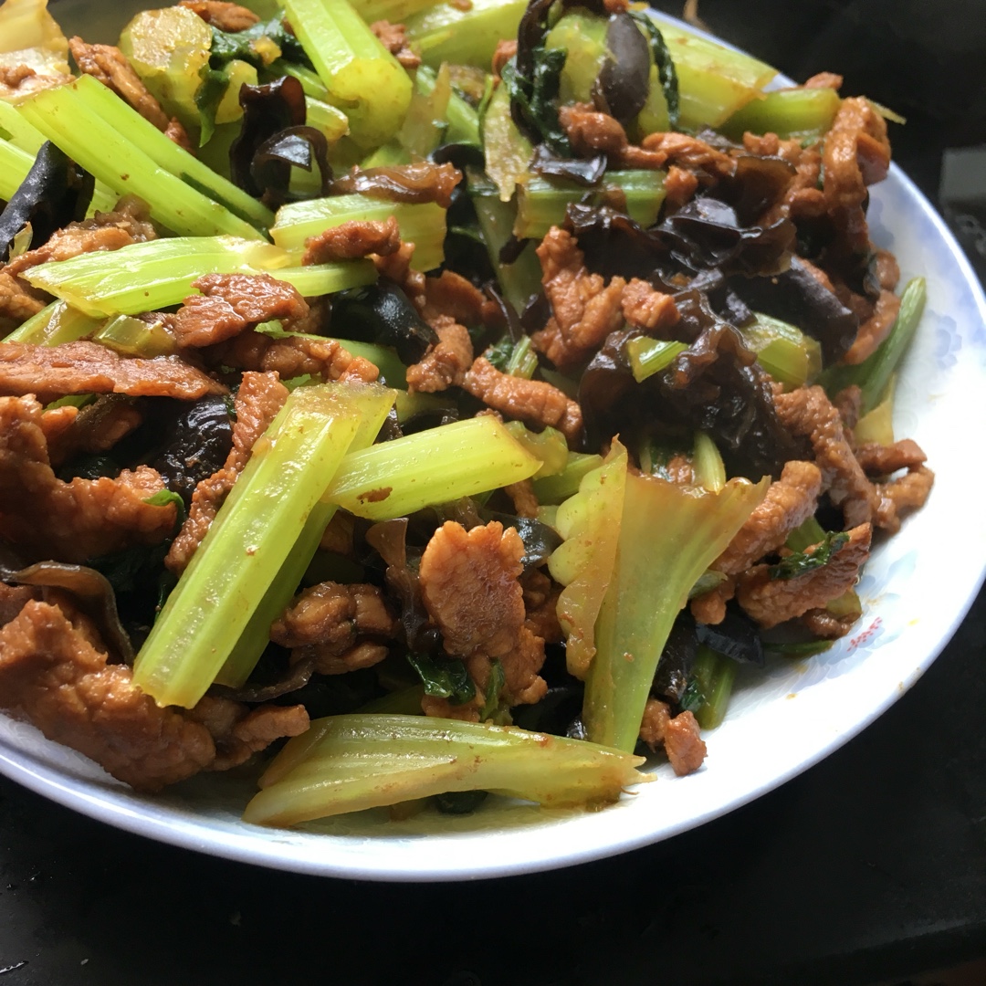 芹菜木耳炒肉丝