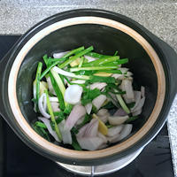 爆好吃的蒜香花雕砂锅虾的做法 步骤7