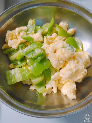 【一人食电煮锅食谱4】蒸饺+青椒鸡蛋+大米粥的做法 步骤1