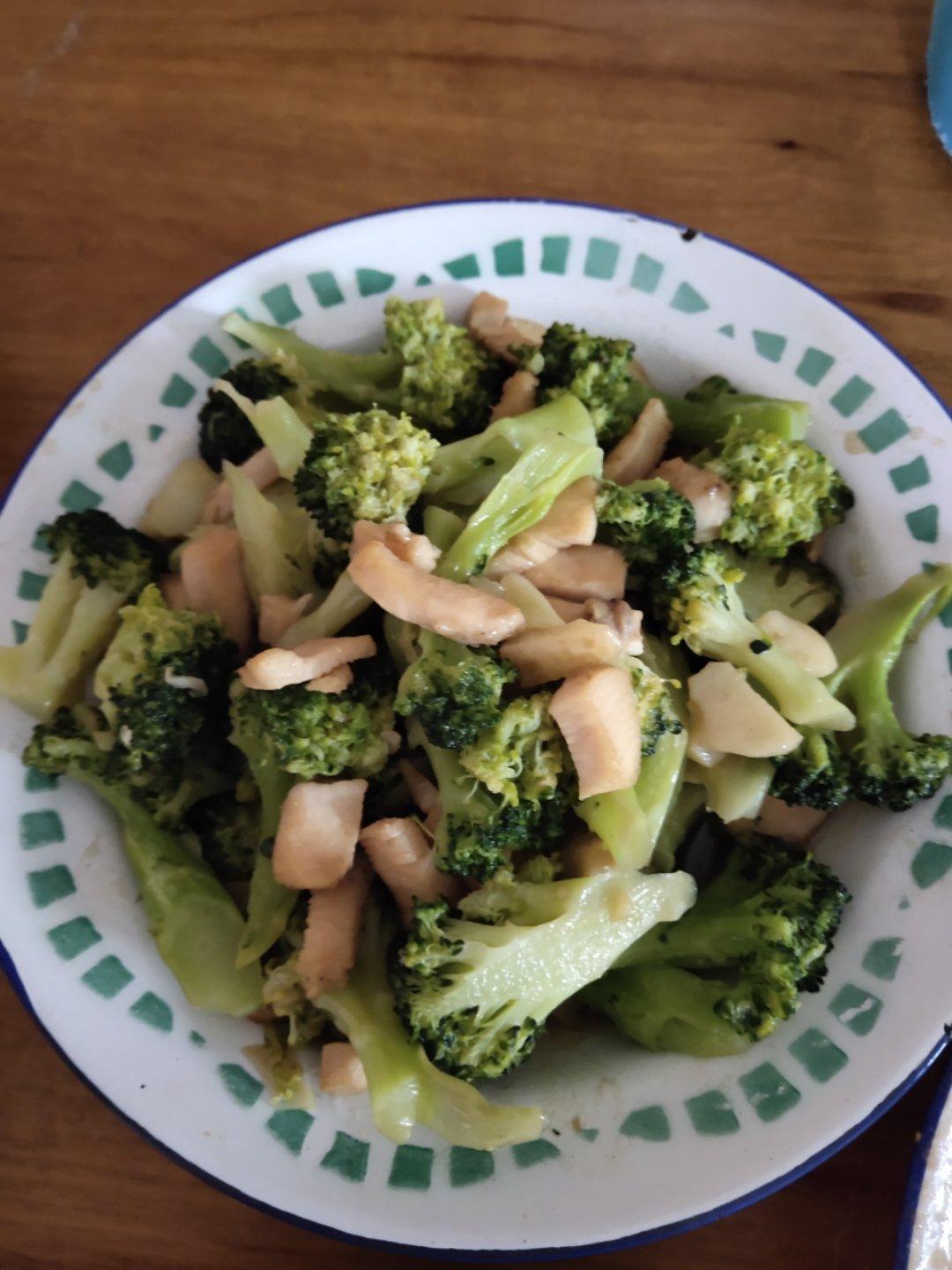鸡胸肉炒西兰花