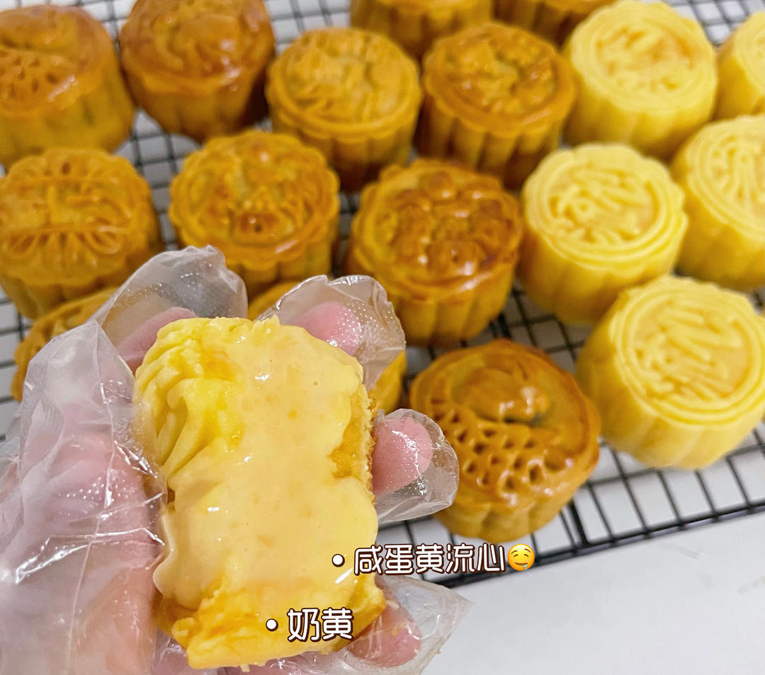 💃奶黄流心月饼——这是可以让你坐稳朋友圈厨霸位置的月饼🥮，没人点赞算我输👎