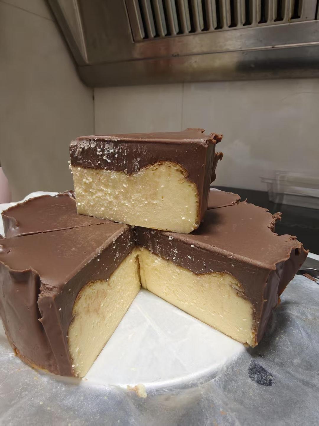 巧克力熔岩巴斯克蛋糕