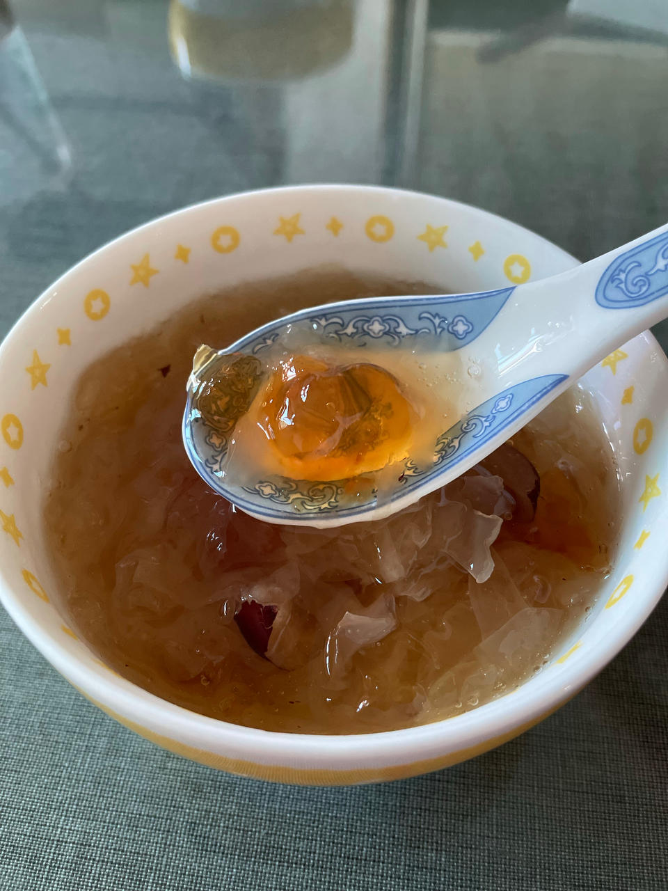 桃胶银耳红枣羹