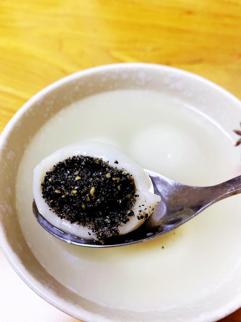 花生黑芝麻汤圆
