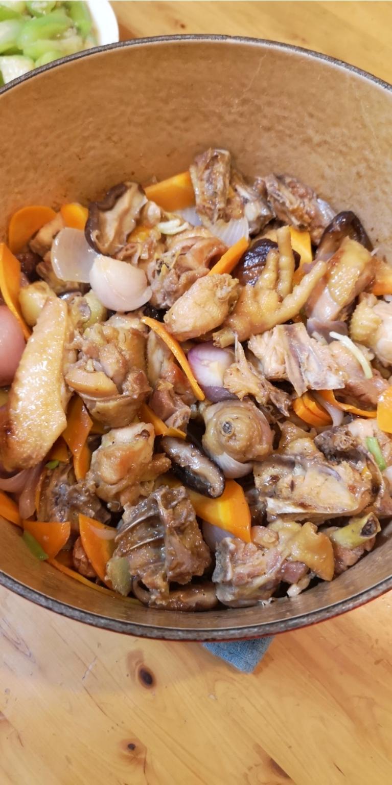 啫啫鸡煲，干香、滑嫩，热辣辣