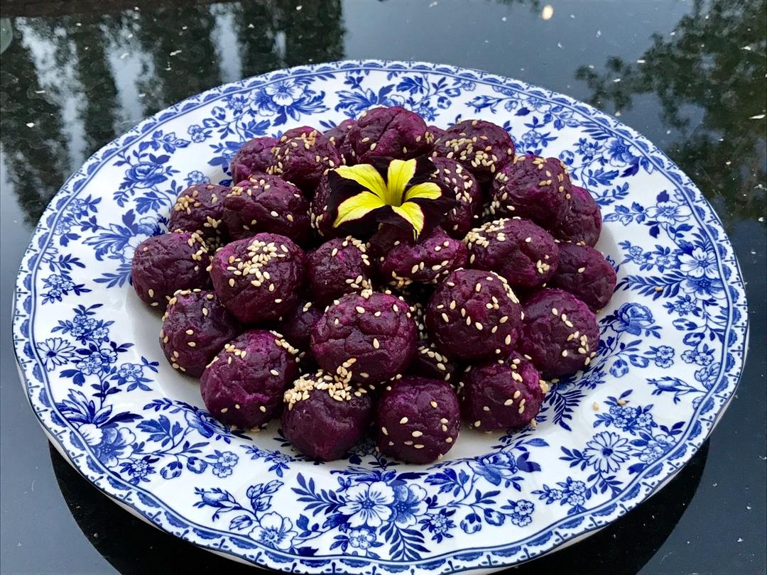 紫薯芝麻球