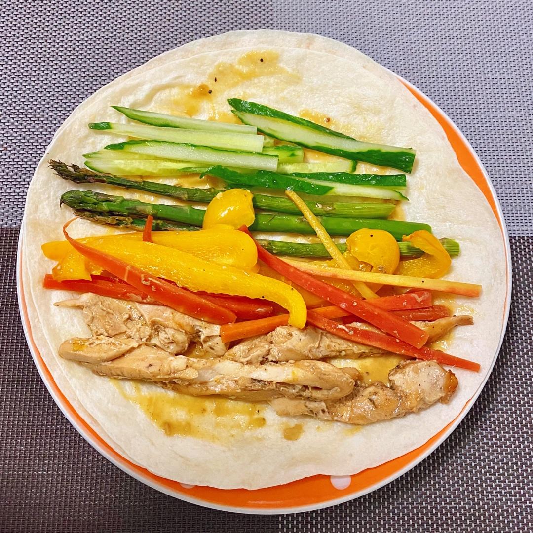 全麦墨西哥鸡肉蔬菜卷饼