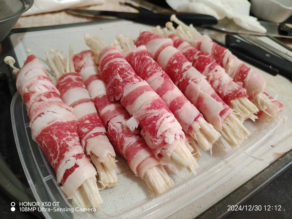 【金针菇肥牛卷】