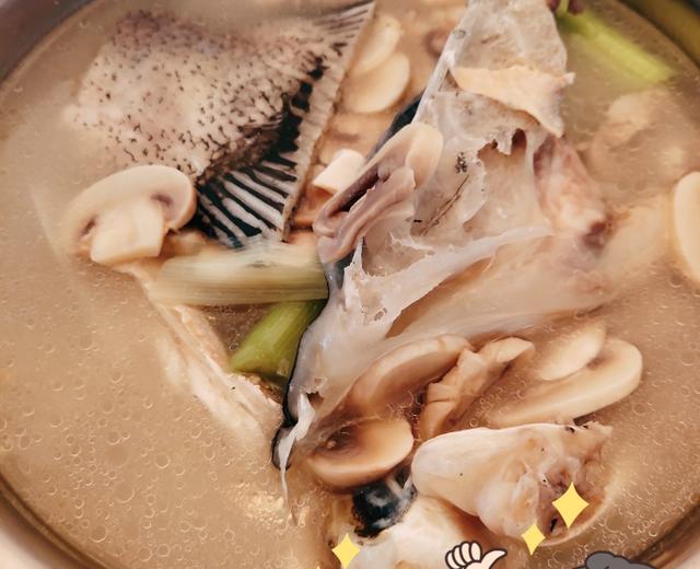 🐟鱼头豆腐蘑菇汤