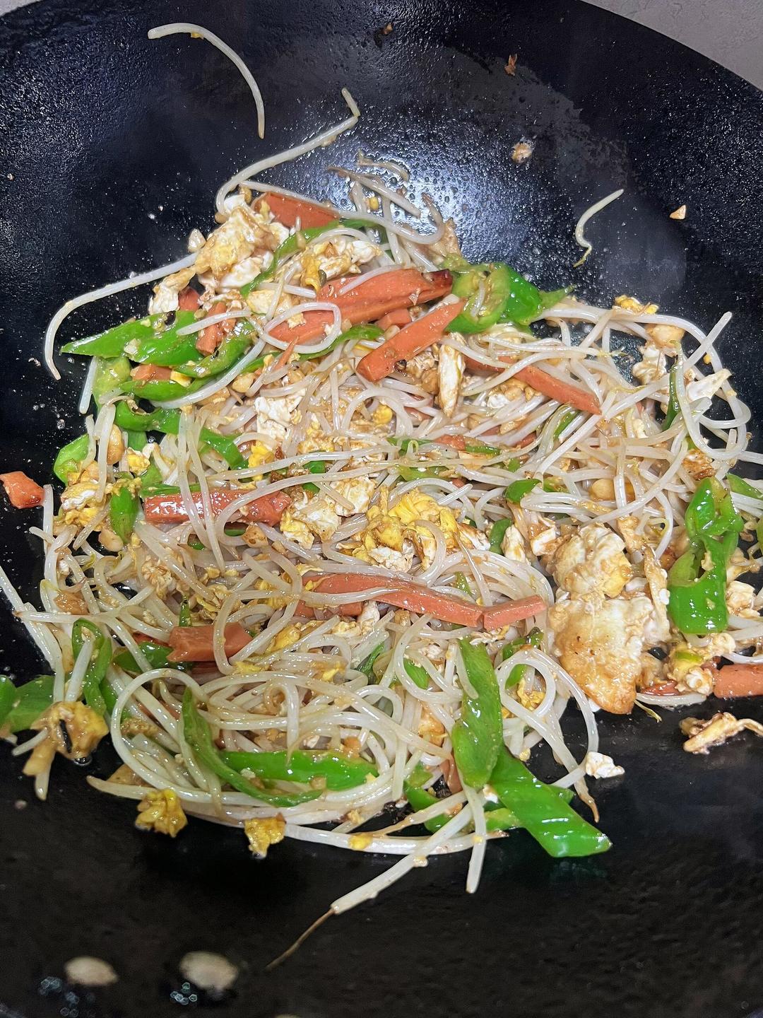 青椒鸡蛋炒豆芽的做法