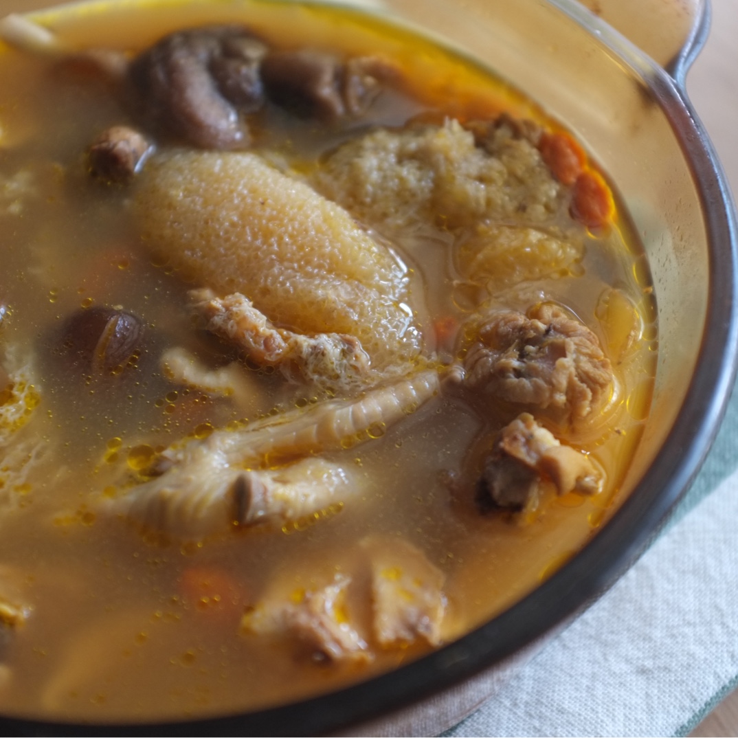 菌菇炖鸡汤