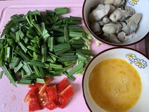 减脂餐/韭菜鸡蛋炒生蚝的做法 步骤3