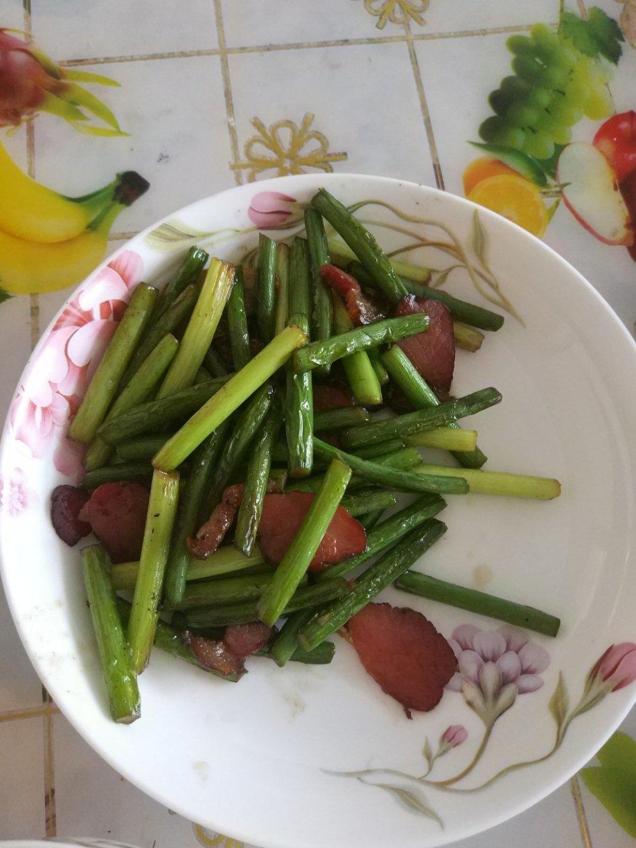 蒜台炒腊肠