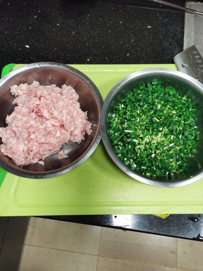 猪肉韭菜水饺的做法 步骤1