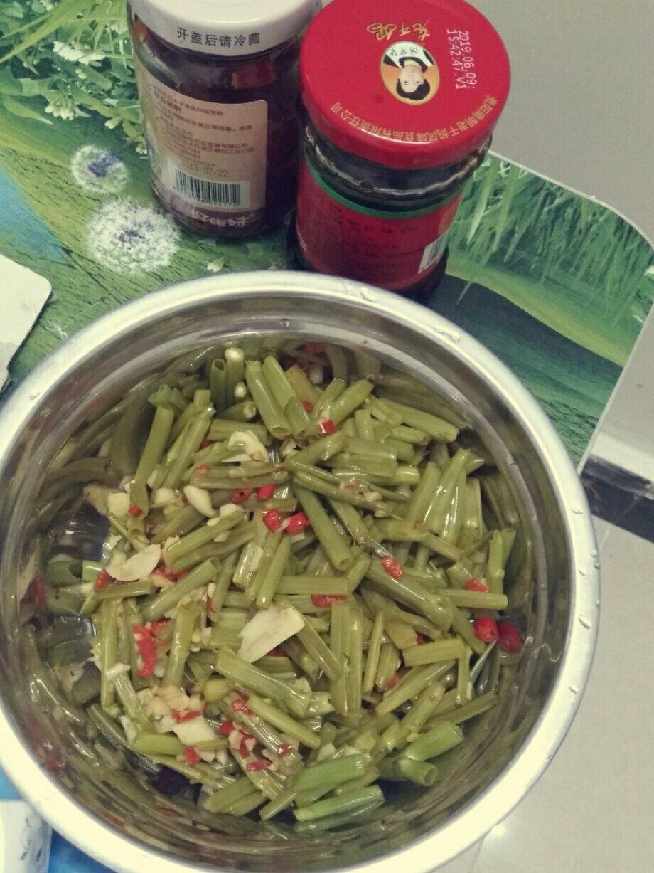 夏天连吃三大碗饭的秘密武器：酸辣空心菜梗