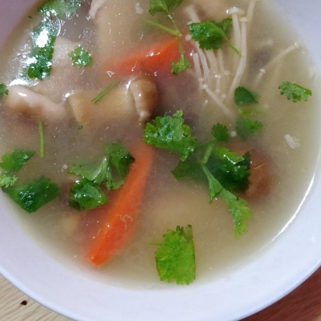 松茸茶树菇排骨汤