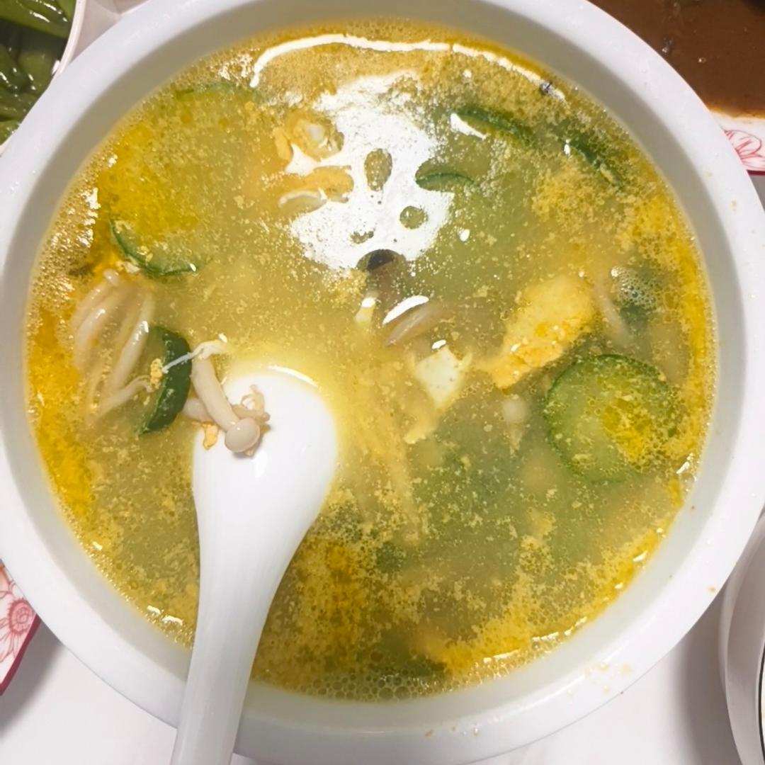 5分钟就能做好的巨鲜美的菌菇黄瓜汤