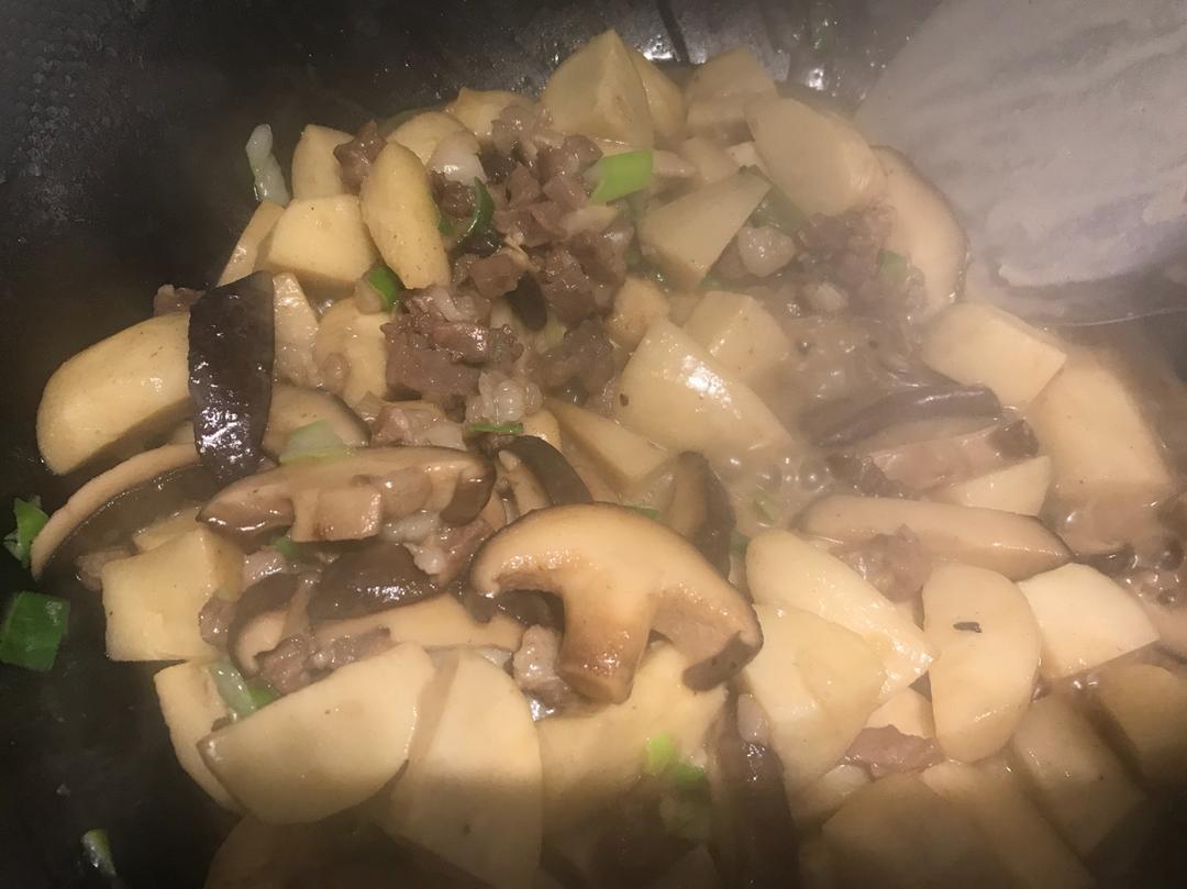 香菇肉末焖香芋(宝贝最喜欢吃的菜之一)