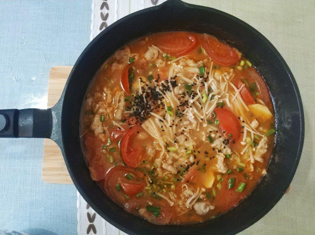 番茄金针菇肥牛锅 鲜到眉毛掉