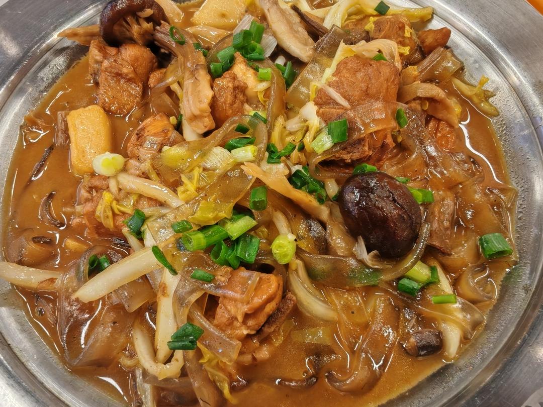 酱炖鸡腿鹿茸菇，香菇，平菇，娃娃菜，鱼豆腐，宽粉条