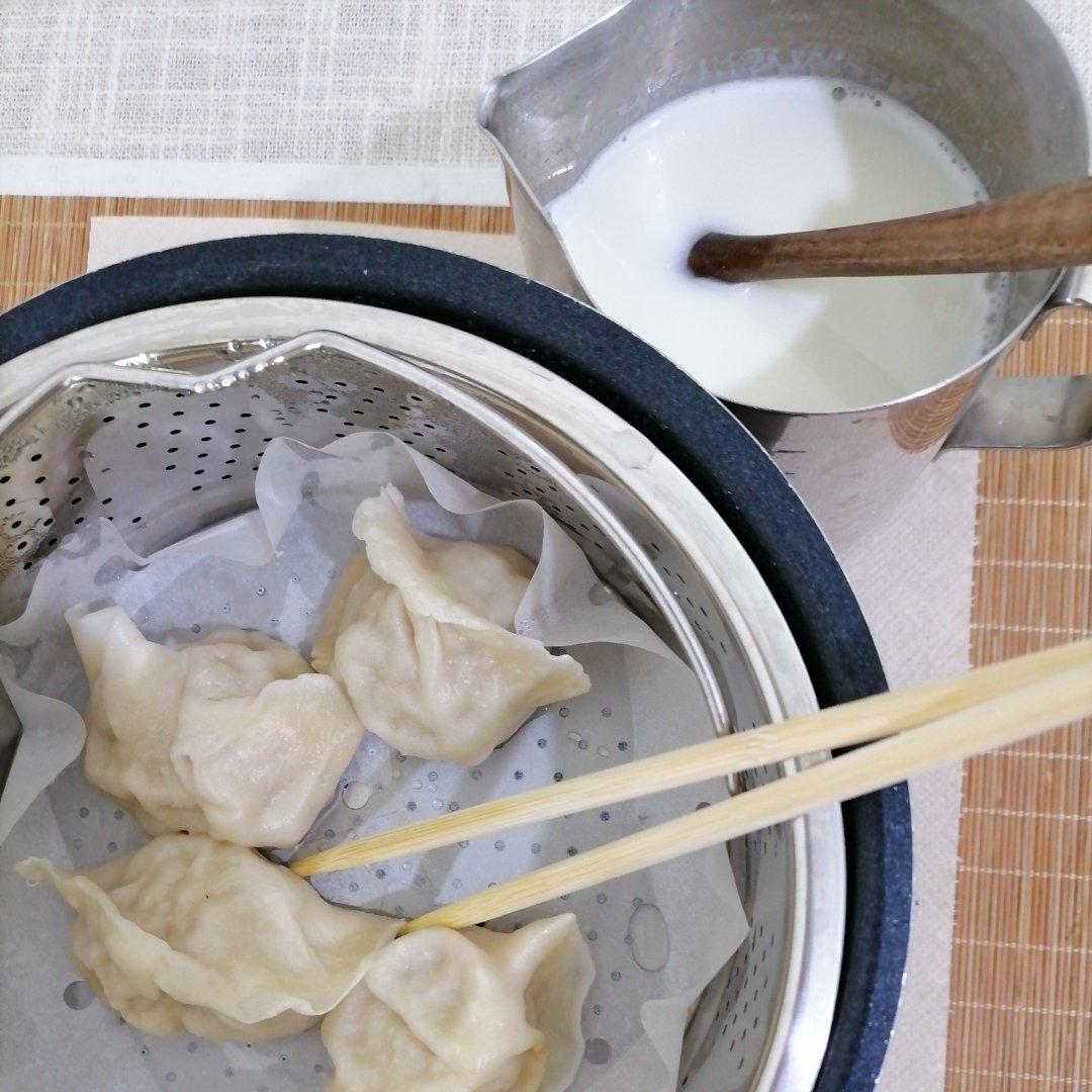 早饭。饺子🥟+奶粉