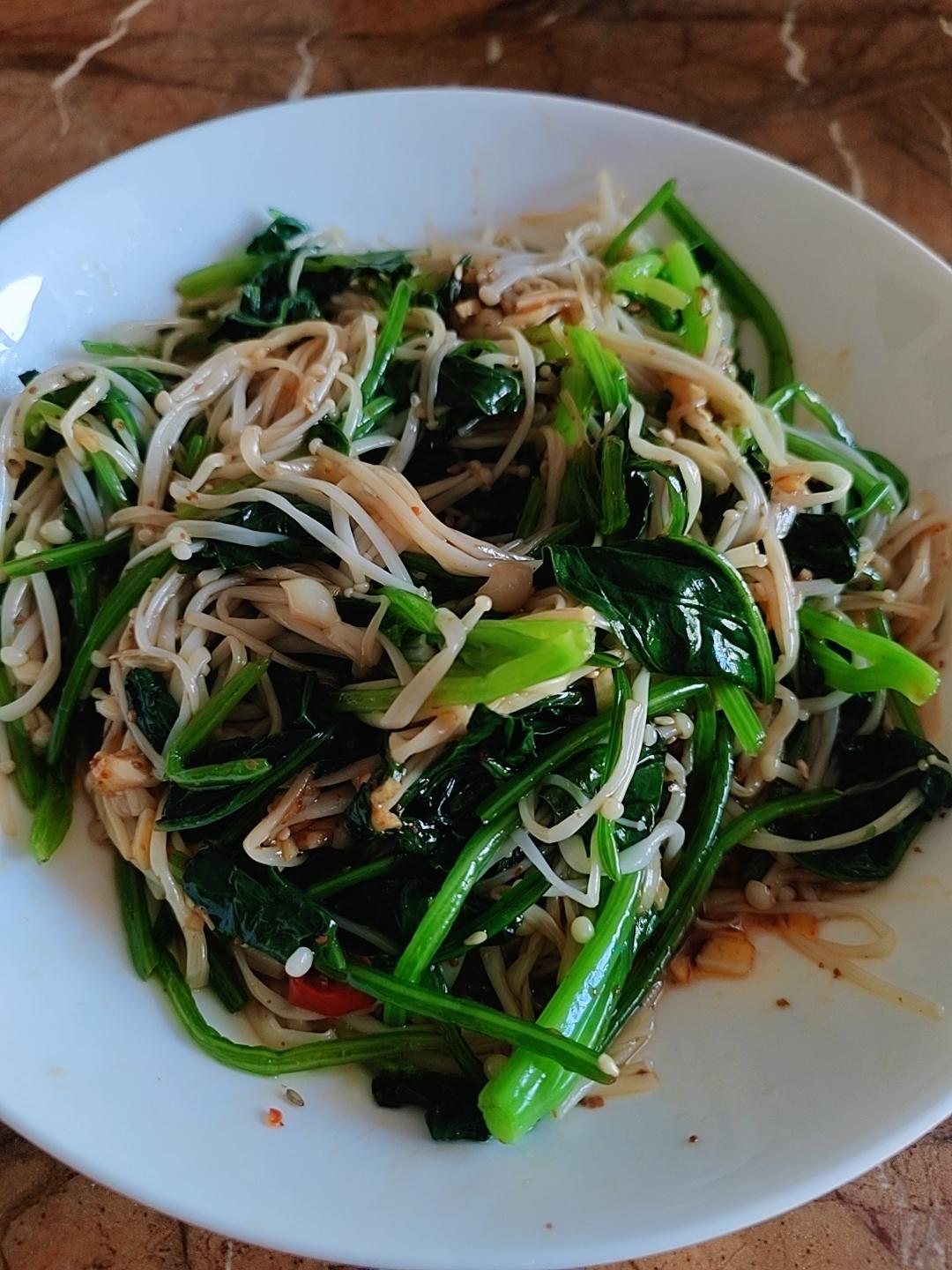 解馋减脂餐！酸辣开胃又下饭的菠菜拌金针菇