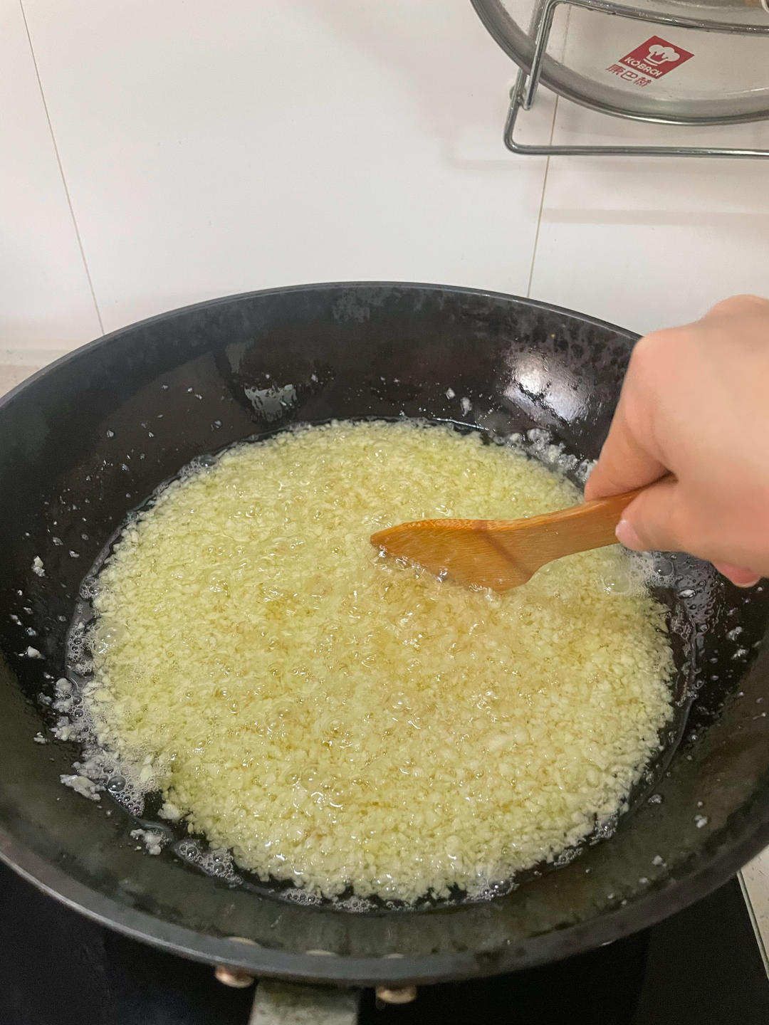 ㊙️嘎嘎香拌饭神器-炸蒜头油🍯的做法 步骤3