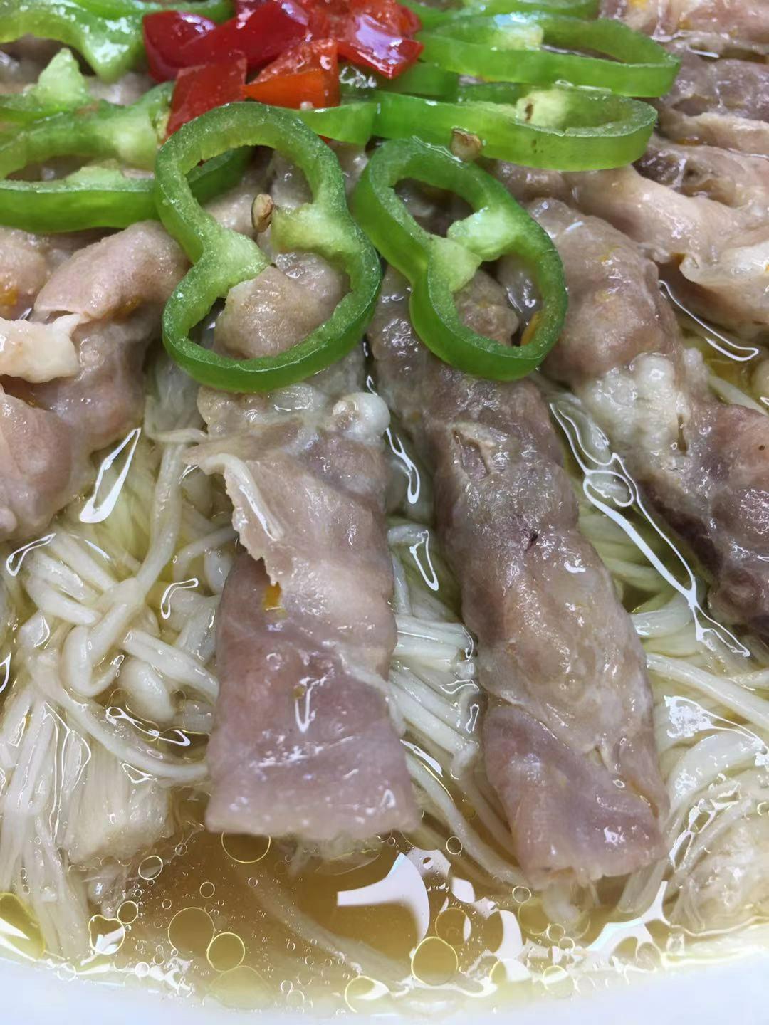 酸汤金针菇羊肉卷