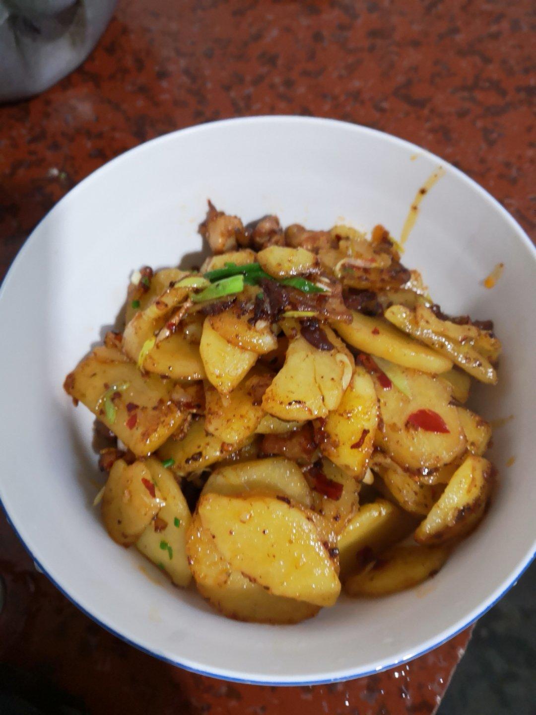 五花肉干煸土豆片