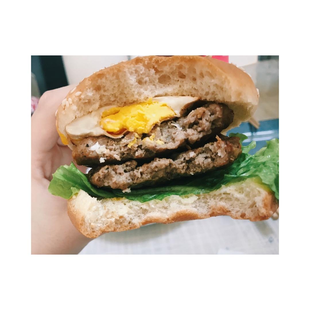 真正的牛肉饼汉堡🍔【超级好吃啊！！！】宝妈一定要收藏！可以隔夜做好睡懒觉的早餐！