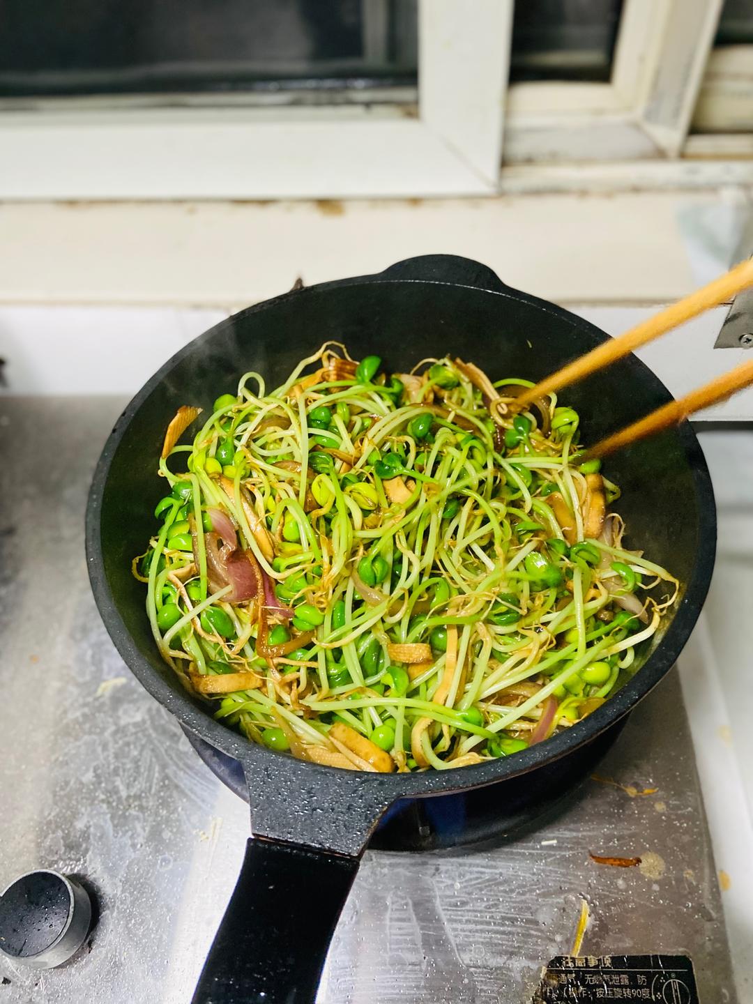 快手减脂餐豆皮炒豆苗的做法 步骤15