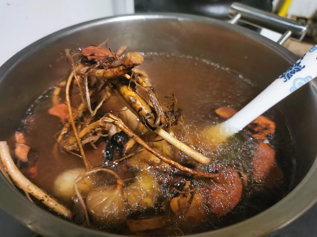 广东汤水之二                           清热袪湿五指毛桃土茯苓鸡汤