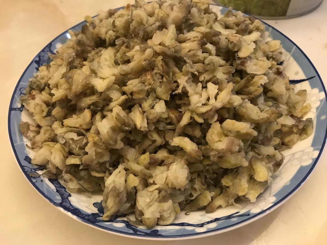 如何做一份成功的蒸槐花饭——附拌面粉的视频