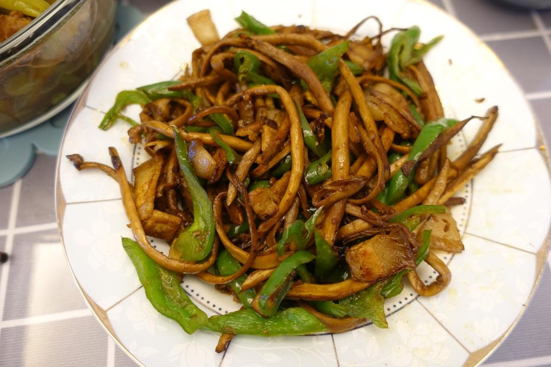 五花肉干锅茶树菇