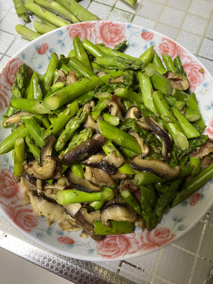 芦笋炒蘑菇