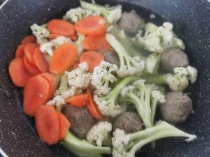 花菜胡萝卜焖烧牛肉丸的做法 步骤3