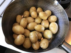 堂妈小厨——麻辣小土豆的做法 步骤1