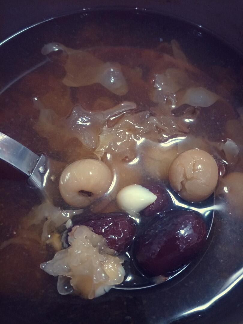 冰糖银耳红枣汤