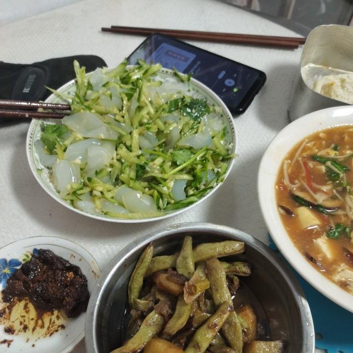 东北拍黄瓜拌拉皮凉菜