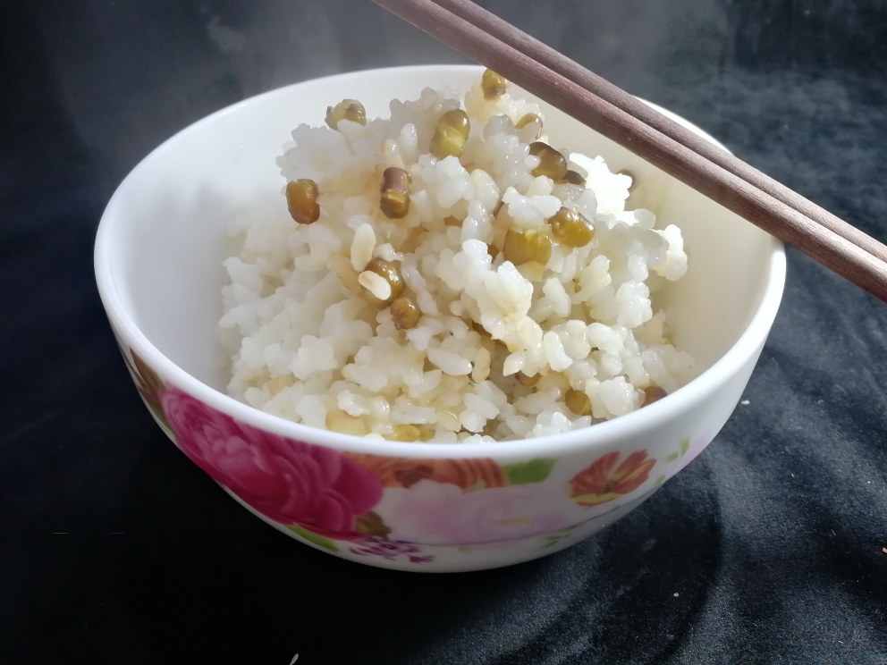 只是简单的一碗绿豆米饭