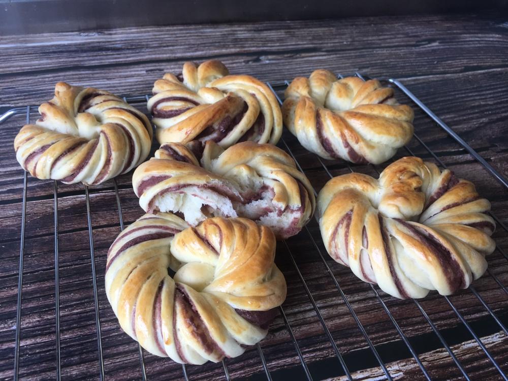 花型红豆沙面包