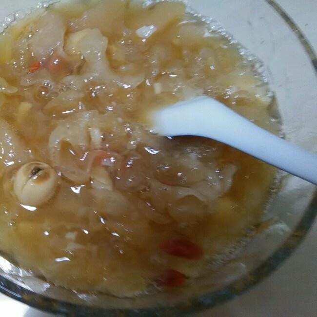 夏日清凉银耳莲子羹