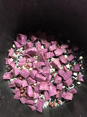 香浓牛奶紫薯黑米粥的做法 步骤6