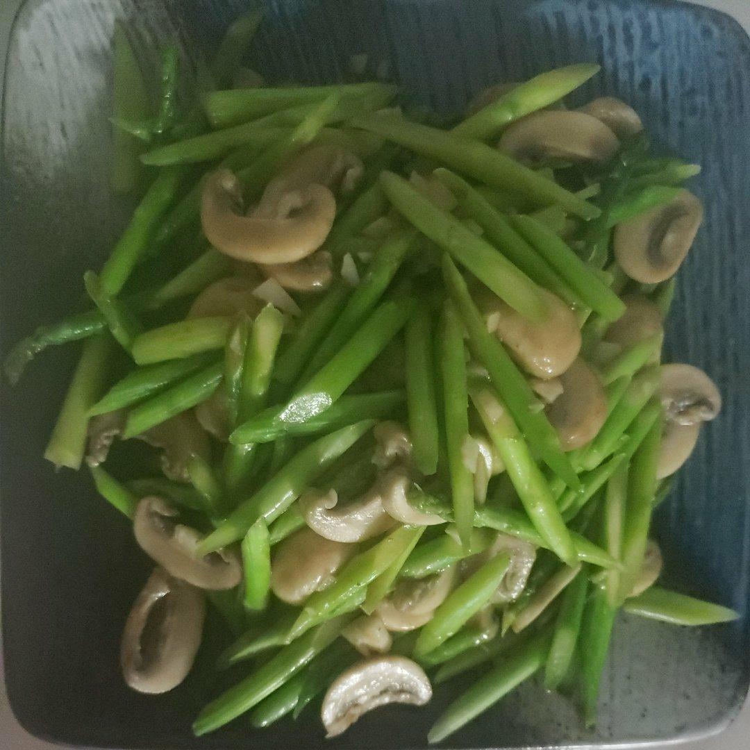 芦笋炒蘑菇
