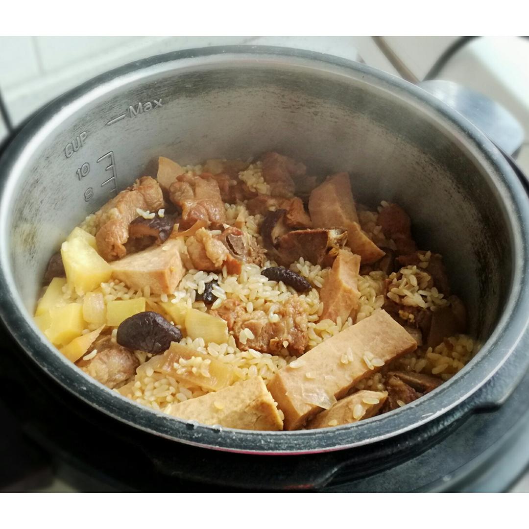 芋头排骨焖饭—有饭有肉有菜一人食