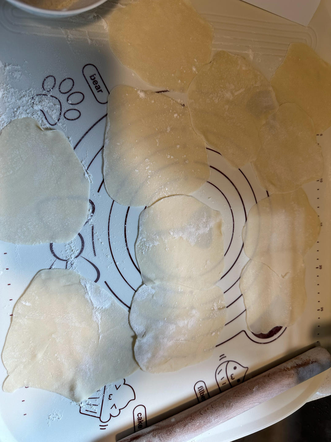 韭菜猪肉饺子(附擀皮和最简单的饺子包法)