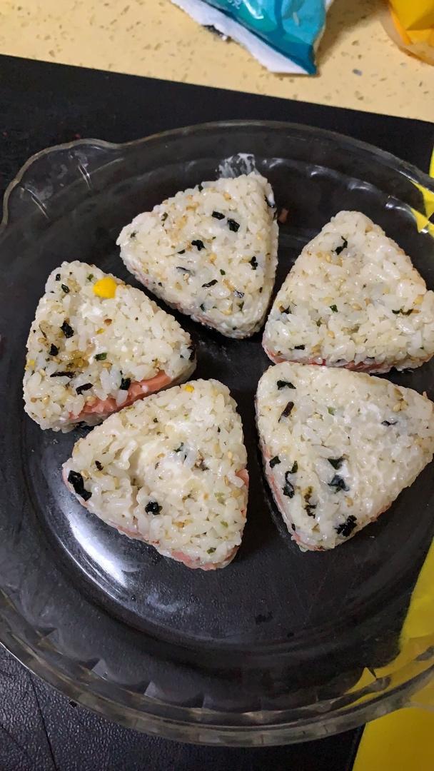 剩米饭的神仙吃法，肉松酱油烤饭团，平底锅就能做哦～