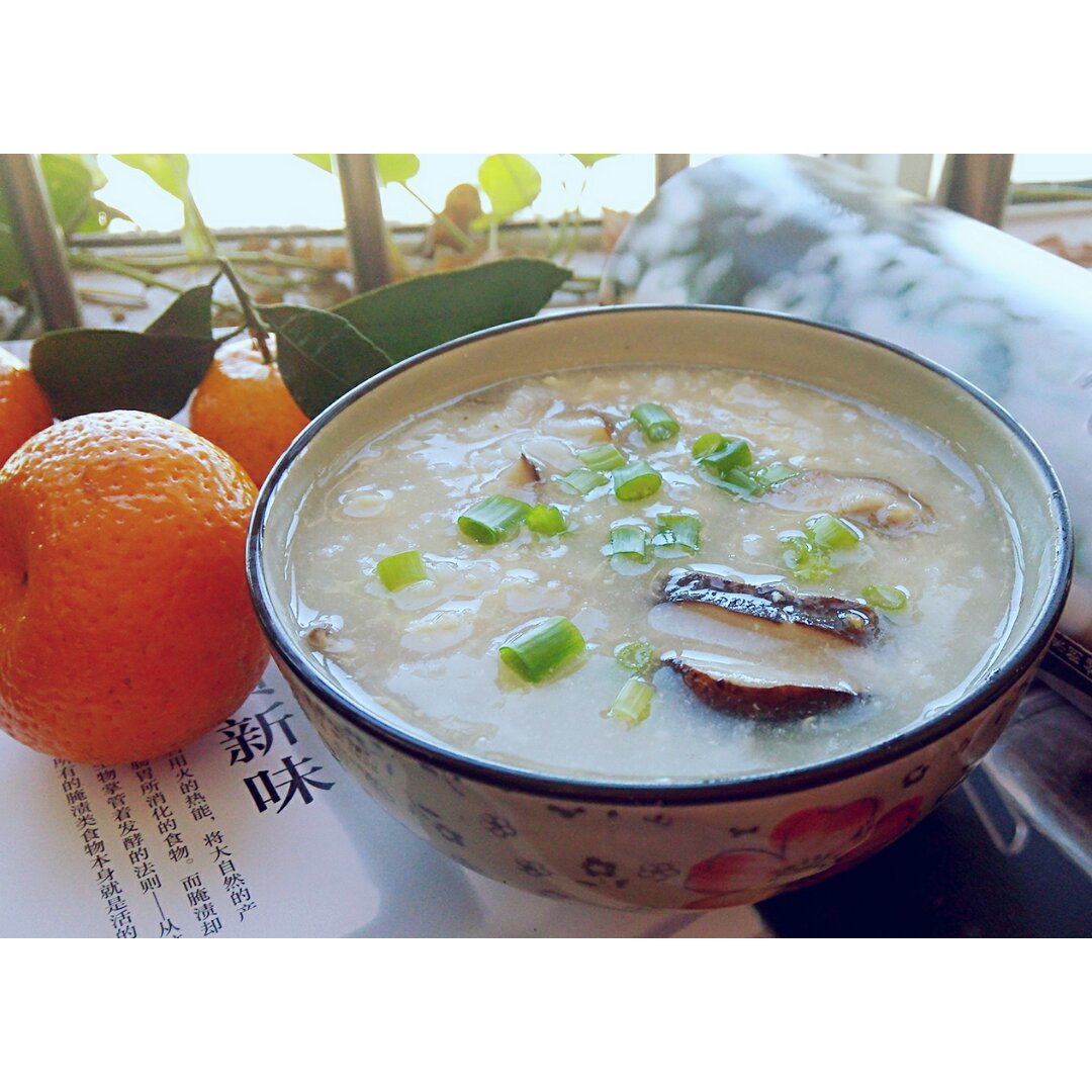 一只呆叶子做的香菇滑鸡粥